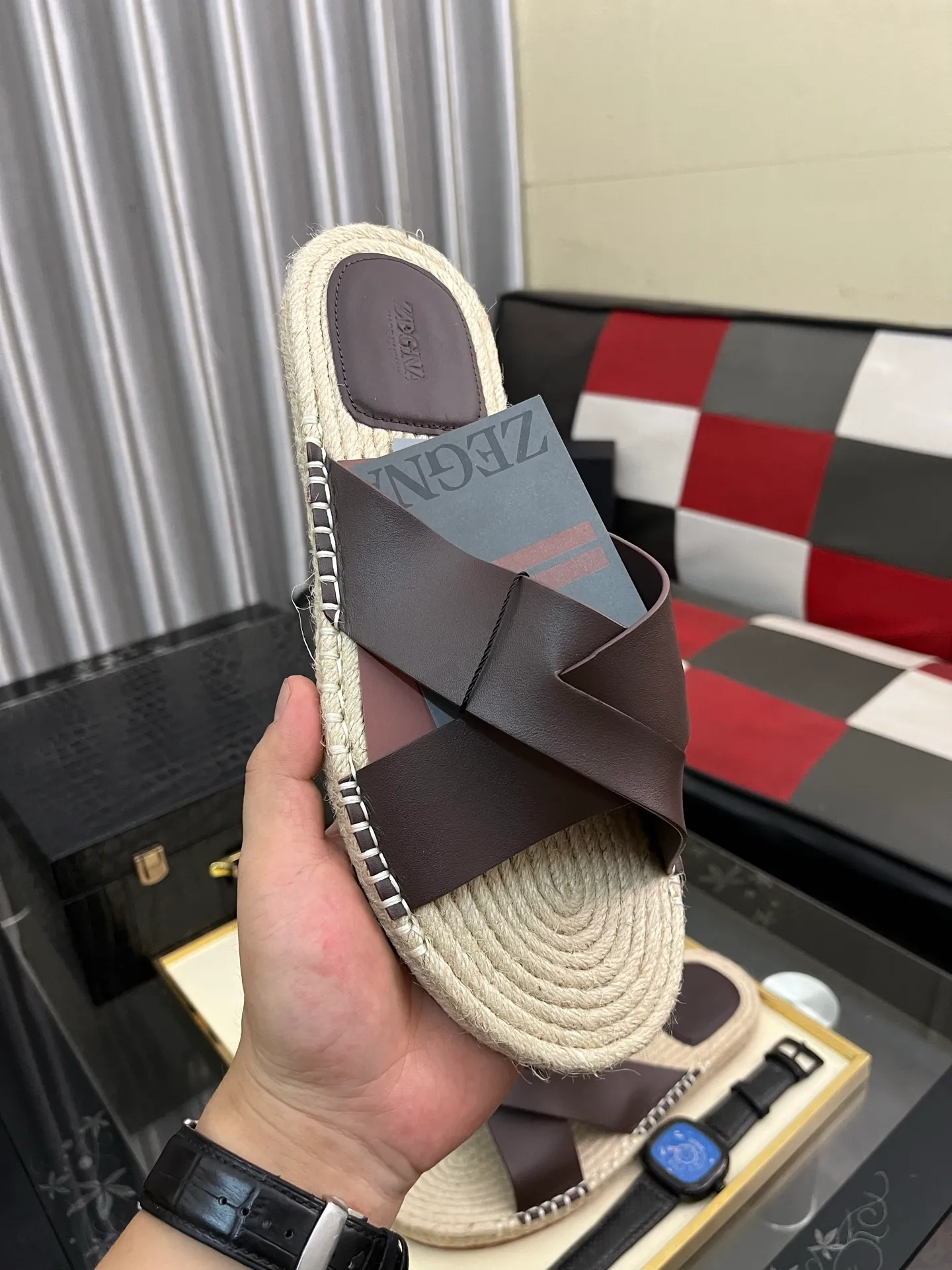Men's shoes 💰320⌚️⌚️《HERMES》Hermès 💁♂️Men's casual slippers, compare the quality at the counter🧚🏿♂️ The upper layer has a stone pattern with clear texture, showing high-end, high-end, comfortable to wear and versatile. Purely hand-pulled, raw rubber breathable outsole, breathable and comfortable lambskin lining, 100% comfortable density, original rubber outsole wear-resistant code number 38-44. Can be customized 45-46-47